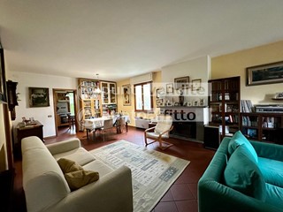 Villa bifamiliare in Affitto a Lucca, zona San Marco, 1'600&euro;, 230 m², con Box