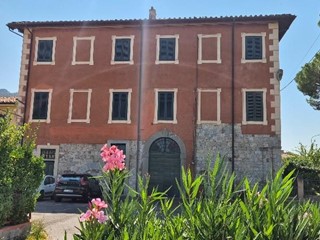 Appartamento in Vendita a Vicopisano, zona Caprona, 350'000&euro;, 250 m², arredato