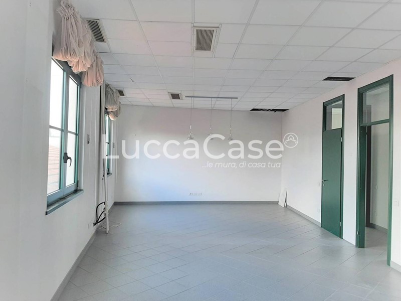 Ufficio in Affitto a Lucca, zona San Concordio Contrada, 1'050&euro;, 125 m²