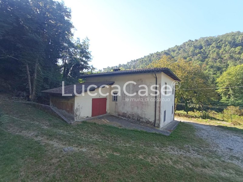 Casale in Vendita a Camaiore, zona Gombitelli, 170'000&euro;, 213 m², con Box