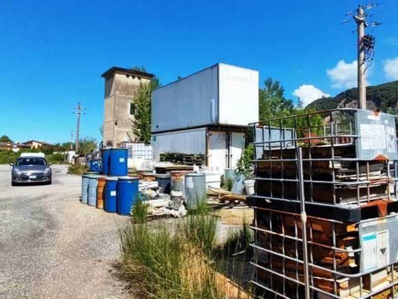 Laboratorio in Vendita a Montignoso, 75'621€, 1437 m²
