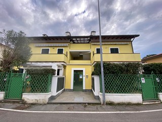 Villetta a schiera in Affitto a Massa, zona Marina di Massa, 3'500&euro;, 75 m², arredato