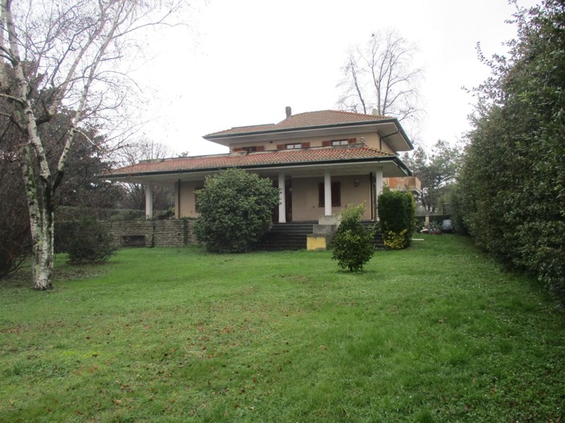 Villa in Vendita a Montignoso, 290'053€, 726 m², con Box
