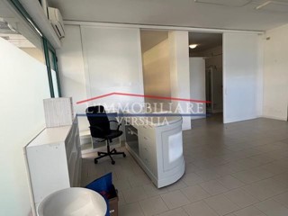 Immobile commerciale in Vendita a Massa, zona Marina di Massa, 90'000&euro;, 62 m²