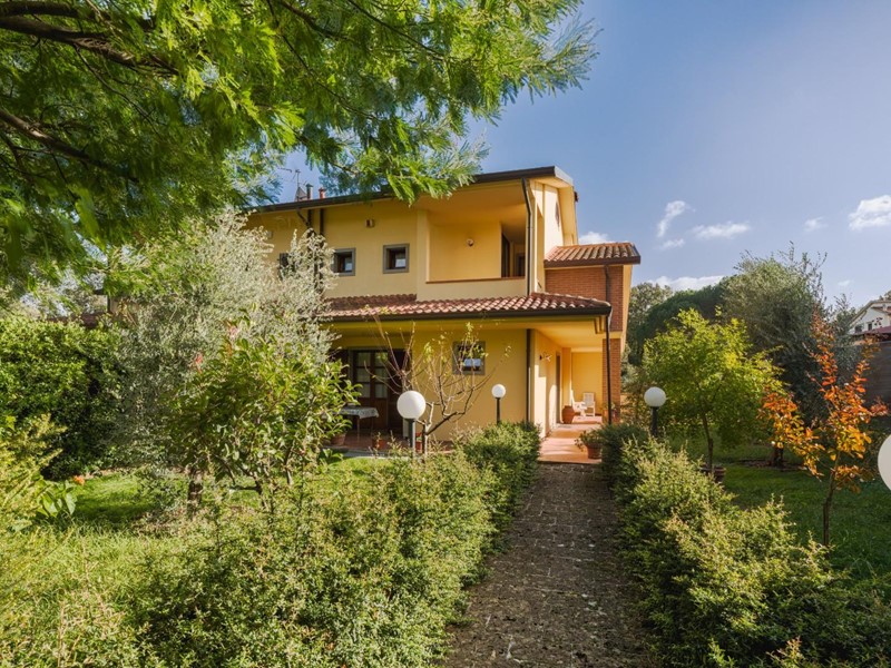 Villa bifamiliare in Vendita a Collesalvetti, 299'000&euro;, 140 m², con Box