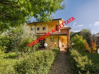 Villa bifamiliare in Vendita a Collesalvetti, 299'000&euro;, 140 m², con Box
