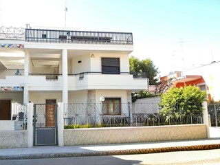 Villa in Vendita a Lecce, 678'000€, 373 m², con Box