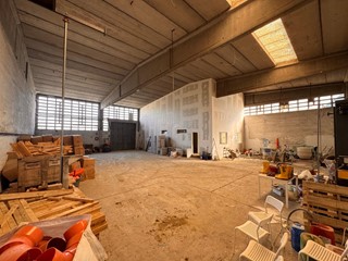 Capannone in Vendita a Bientina, 259'000&euro;, 378 m²