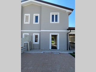 Casa Semi Indipendente in Vendita a Luni, zona Dogana, 305'000€, 95 m²