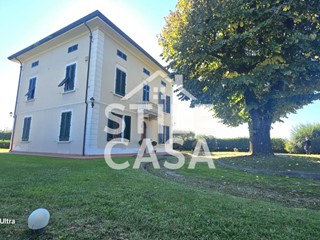 Villa in Vendita a Altopascio, zona Biagioni, 480'000&euro;, 290 m²