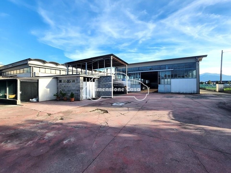 Capannone in Vendita a Lucca, zona Antraccoli, 1'500'000€, 950 m²