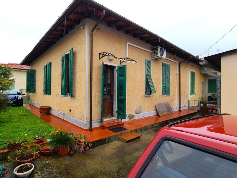 Villa bifamiliare in Vendita a Pietrasanta, zona Ponte Rosso Crociale, 350'000&euro;, 110 m², arredato