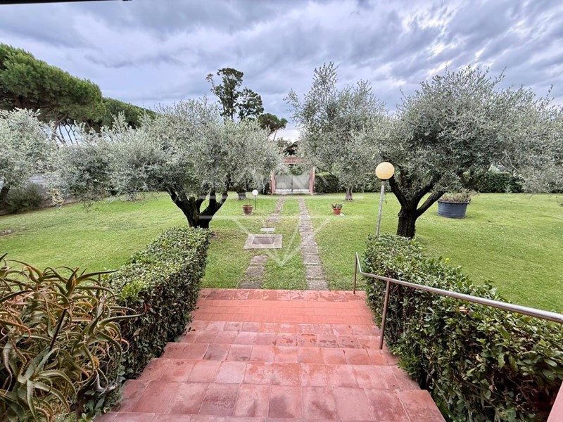 Villa in Vendita a Carrara, zona Marina di Carrara, 895'000&euro;, 408 m², con Box