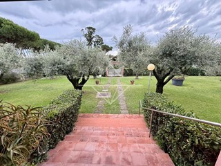 Villa in Vendita a Carrara, zona Marina di Carrara, 895'000&euro;, 408 m², con Box