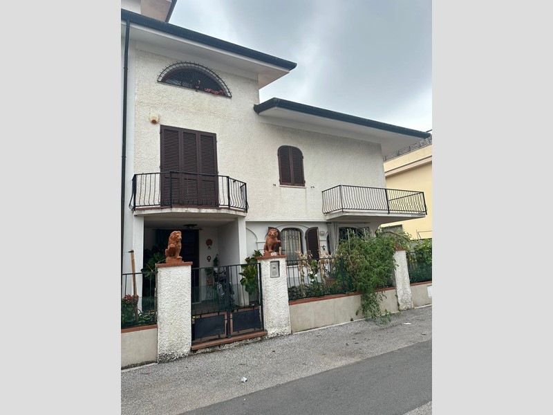 Villa bifamiliare in Vendita a Viareggio, 280'000&euro;, 160 m²