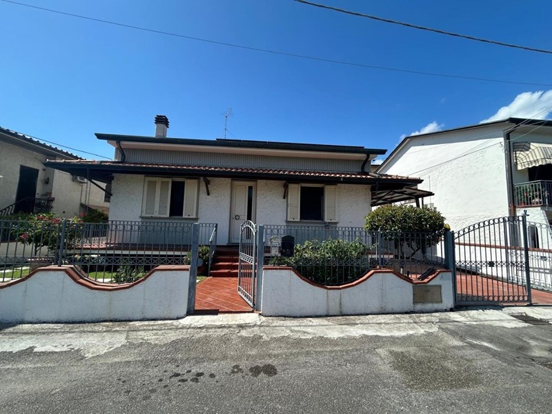 Villa in Vendita a Camaiore, zona Lido di Camaiore, 480'000&euro;, 120 m²