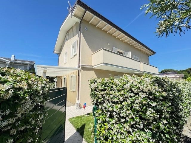 Villa bifamiliare in Affitto a Forte dei Marmi, zona Caranna, 10'000&euro;, 140 m², arredato