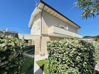 Villa bifamiliare in Affitto a Forte dei Marmi, zona Caranna, 10'000&euro;, 140 m², arredato