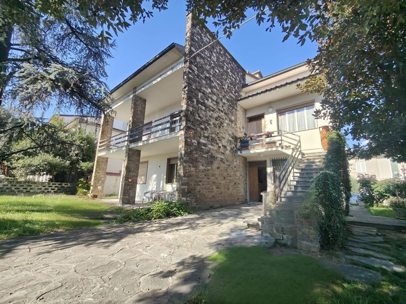 Villa in Vendita a Empoli, 550'000&euro;, 450 m², con Box
