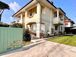 Villa in Vendita a Forte dei Marmi, 2'950'000&euro;, 210 m², arredato