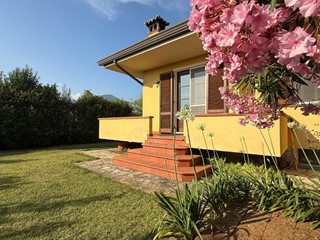 Villa bifamiliare in Vendita a Massarosa, zona Piano di Mommio, 389'000&euro;, 140 m²