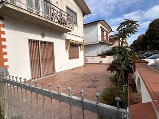 Appartamento in Vendita a Viareggio, zona Torre Del Lago-marina, 219'000&euro;, 90 m², arredato
