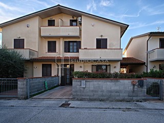 Villetta a schiera in Vendita a Cascina, zona Pardossi, 330'000&euro;, 150 m²