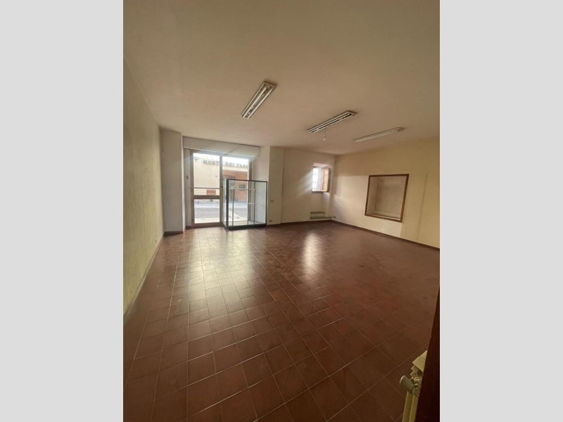 Immobile commerciale in Vendita a Montalcino, 100'000€, 77 m²