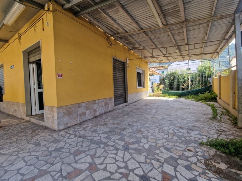 Immobile commerciale in Vendita a Carrara, zona Fossone, 155'000&euro;, 78 m²