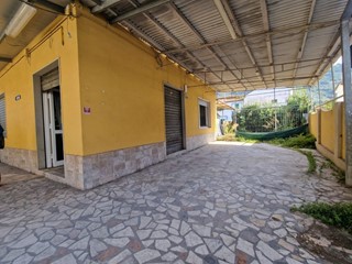 Immobile commerciale in Vendita a Carrara, zona Fossone, 155'000&euro;, 78 m²