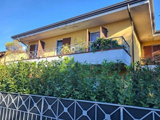 Villetta a schiera in Vendita a Massa, zona Marina di Massa, 320'000&euro;, 135 m², con Box