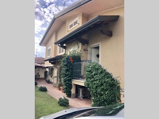 Villetta a schiera in Vendita a Camaiore, zona Lido di Camaiore, 498'000&euro;, 140 m², arredato