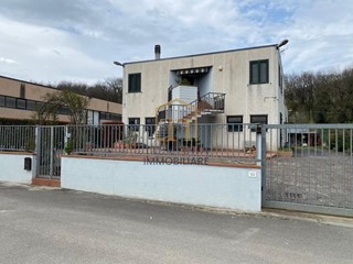 Capannone in Affitto a Colle di Val D'Elsa, 3'000€, 270 m²