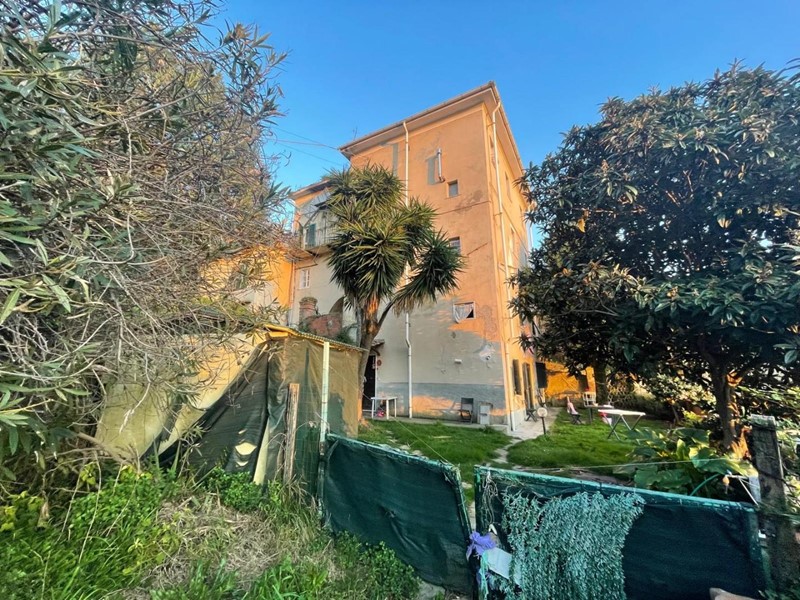 Casa Indipendente in Vendita a Carrara, 300'000&euro;, 540 m²