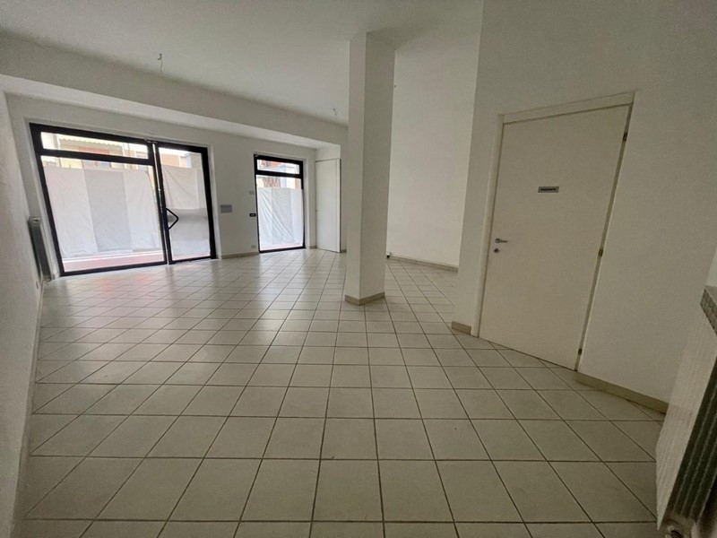 Immobile commerciale in Vendita a Carrara, zona Marina di Carrara, 100'000&euro;, 50 m²
