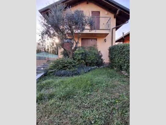 Villa in Vendita a Vanzago, 204'750&euro;, 141 m², con Box