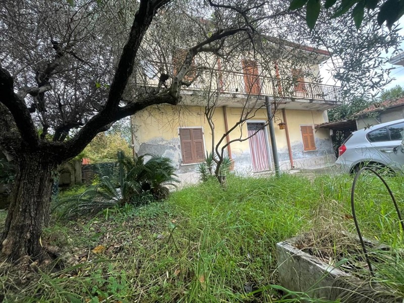 Casa Indipendente in Vendita a Carrara, zona Fossone, 280'000&euro;, 300 m²