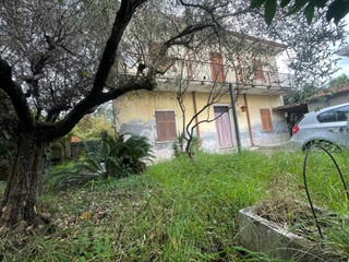Casa Indipendente in Vendita a Carrara, zona Fossone, 280'000&euro;, 300 m²