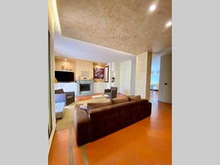 Villa bifamiliare in Vendita a Poggio a Caiano, 790'000&euro;, 250 m², arredato, con Box