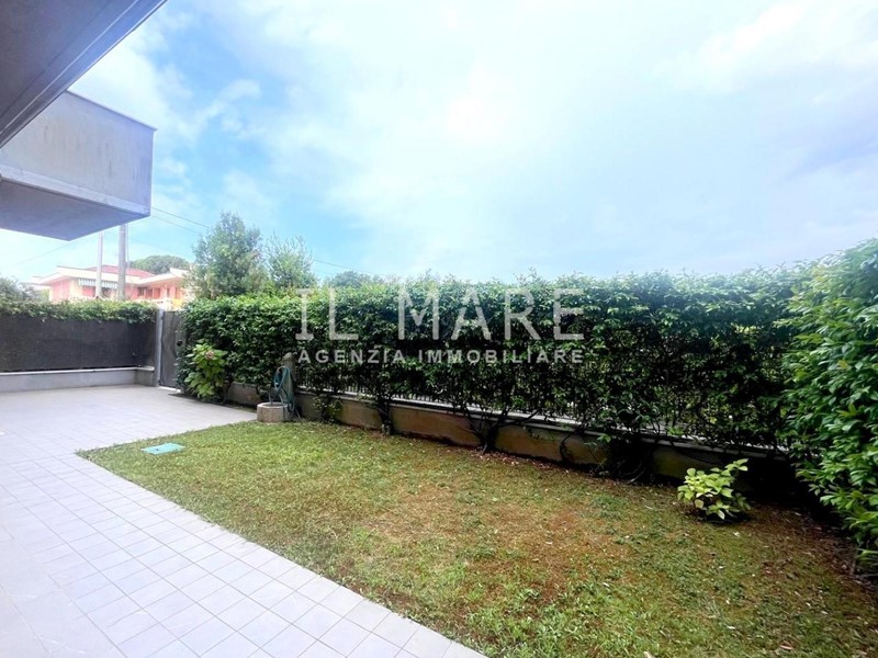 Trilocale in Vendita a Massa, zona Marina di Massa, 300'000€, 72 m², arredato