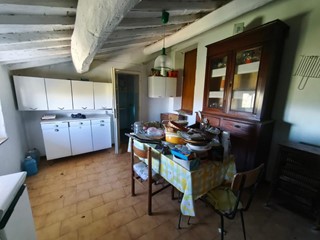 Appartamento in Vendita a Palaia, zona Montefoscoli, 62'000&euro;, 113 m², arredato