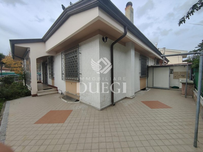 Villa bifamiliare in Vendita a Viareggio, zona Torre Del Lago Puccini, 330'000&euro;, 125 m²