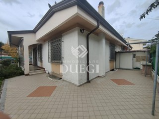 Villa bifamiliare in Vendita a Viareggio, zona Torre Del Lago Puccini, 330'000&euro;, 125 m²