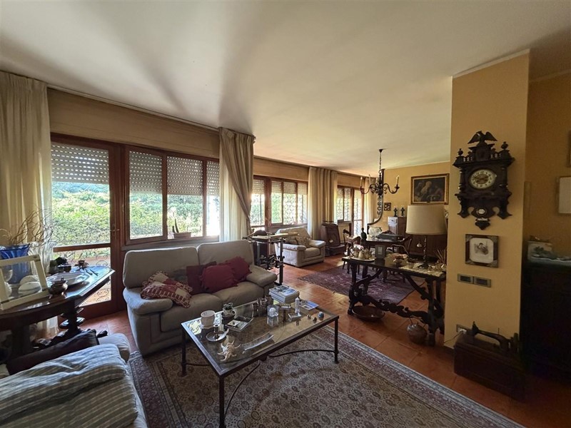 Appartamento in Vendita a Massa, 365'000€, 180 m², arredato, con Box