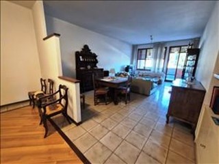 Appartamento in Vendita a Siena, 450'000€, 160 m², arredato, con Box