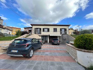 Villa in Vendita a Beverino, 380'000€, 236 m², arredato, con Box