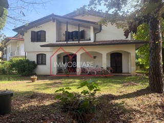 Villa in Vendita a Viareggio, 1'800'000&euro;, 280 m², arredato, con Box