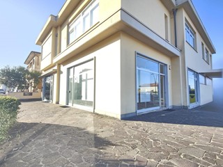 Immobile commerciale in Affitto a Fucecchio, 1'500&euro;, 180 m²