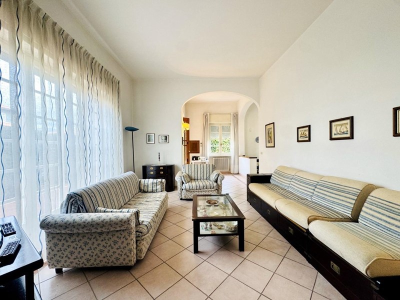 Casa Indipendente in Vendita a Camaiore, zona Lido di Camaiore, 1'500'000&euro;, 220 m², con Box