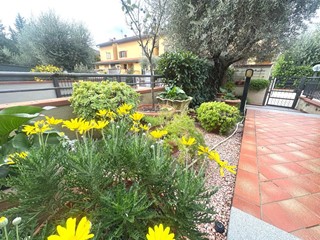 Villetta a schiera in Vendita a Campi Bisenzio, zona San Piero a Ponti, 550'000&euro;, 120 m², con Box